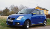 S�dan set Swift p� spejle og gr� bund med Logo